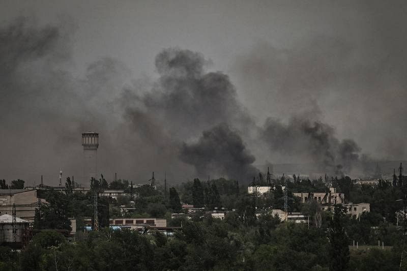 El humo y la suciedad se elevan en la ciudad de Severodonetsk durante los combates entre las tropas ucranianas y rusas en la región oriental ucraniana de Lugansk.