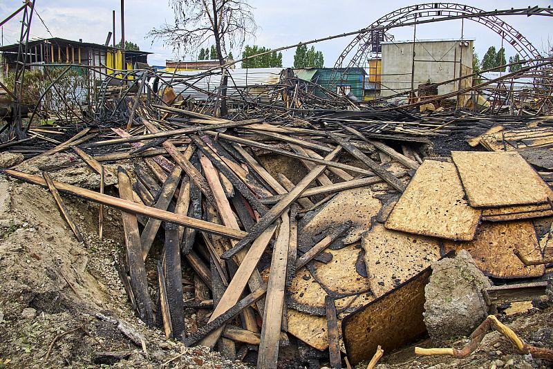 Un agujero de bombardeo tras un reciente ataque con cohetes a una fábrica de madera en las afueras de la pequeña ciudad de Bezlyudovka, en la región de Járkov.