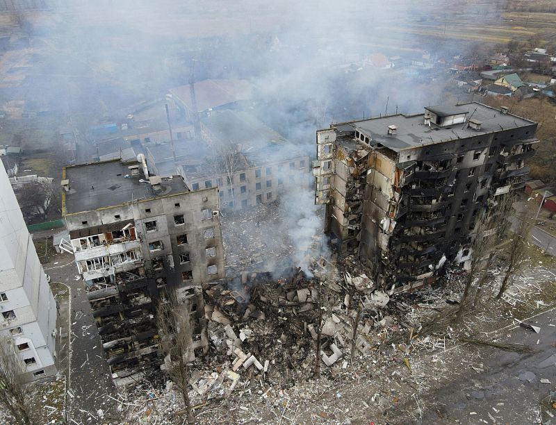 Una vista aérea muestra un edificio residencial destruido por los bombardeos, mientras continúa la invasión rusa de Ucrania, en el asentamiento de Borodianka, en la región de Kiev.