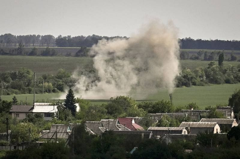 La suciedad se levanta durante un bombardeo en la ciudad de Soledar, en la región oriental ucraniana del Donbás.