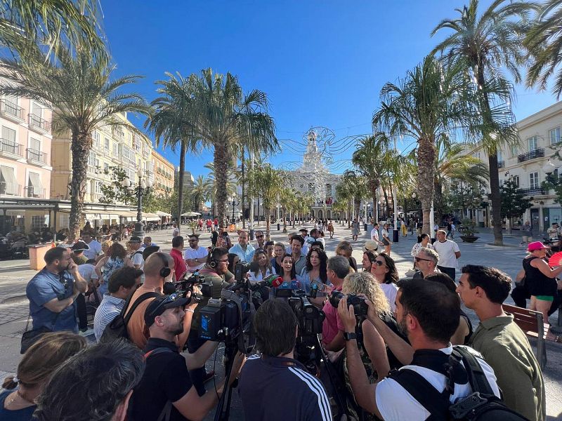 Arrimadas hace declaraciones ante los medios en Cádiz