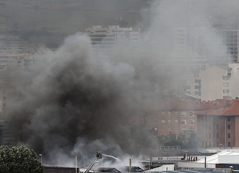 Humo provocado por el avance de las llamas cercano a una zona de viviendas.