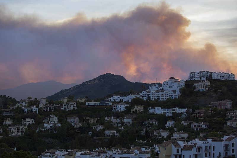 Vista del incendio forestal declarado este miércoles en Pujerra (Málaga), en la zona de Sierra Bermeja.