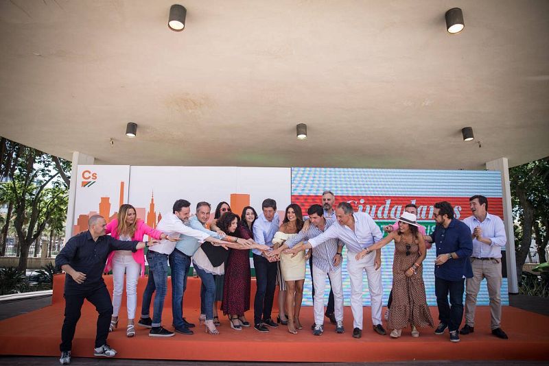 Imagen del equipo de Ciudadanos en un acto en Málaga, donde también ha participado la presidenta del partido, Inés Arrimadas.