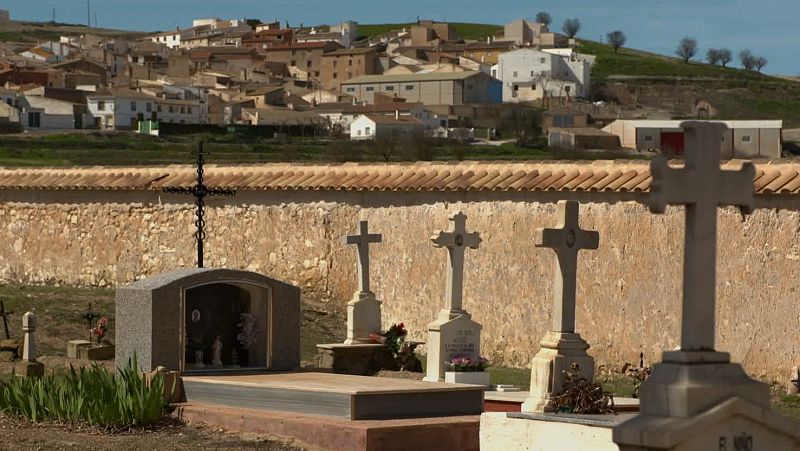  vista general del cementerio de Topares con el pueblo al fondo 