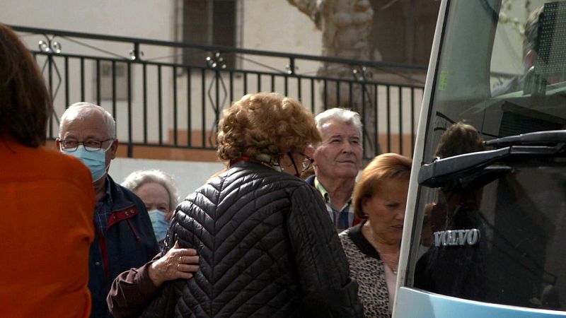 GENTE SUBIENDOSE A UN AUTOBUS