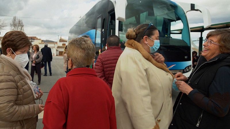 personas al lado de un autobus