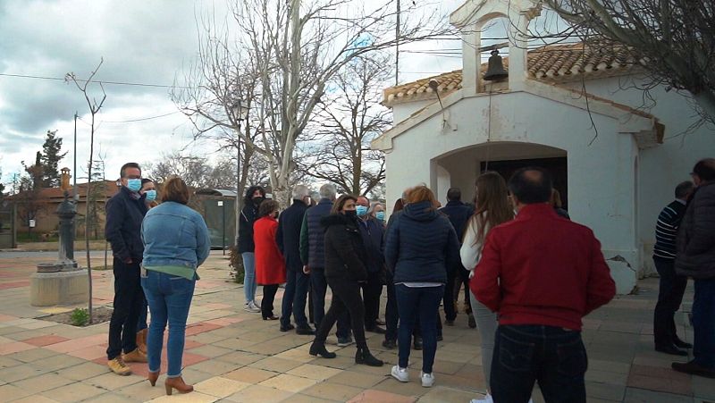 GENTE A LA ENTRADA DE UNA IGLESIA