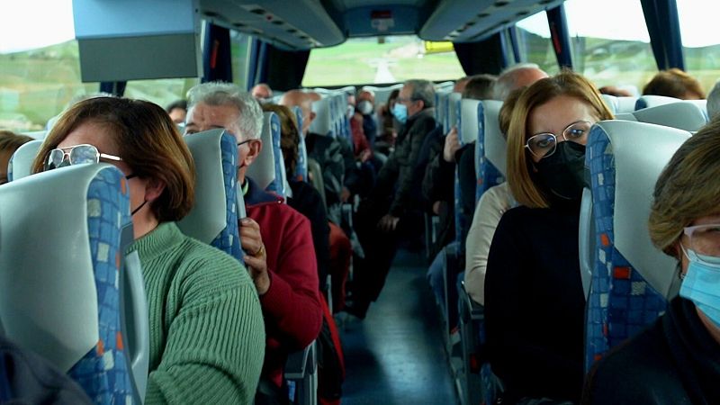 gente en un autobus