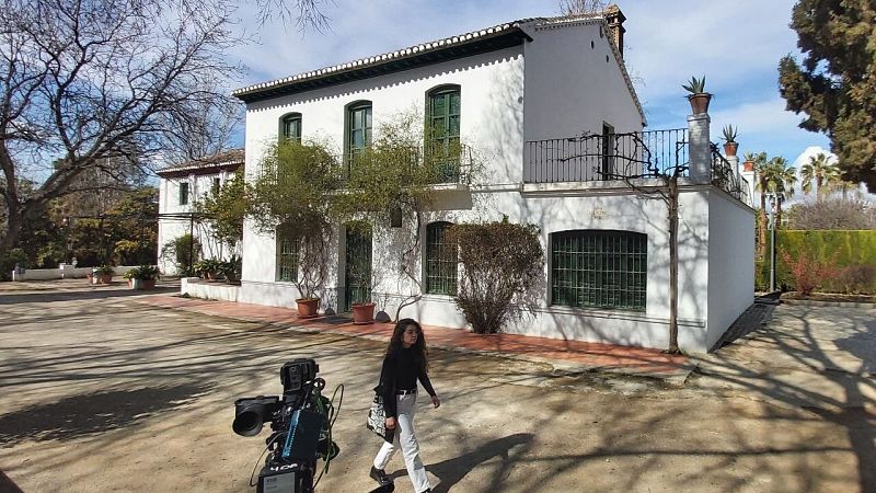 La poeta Rosa Berbel camina por delante de casa de García Lorca en Granada