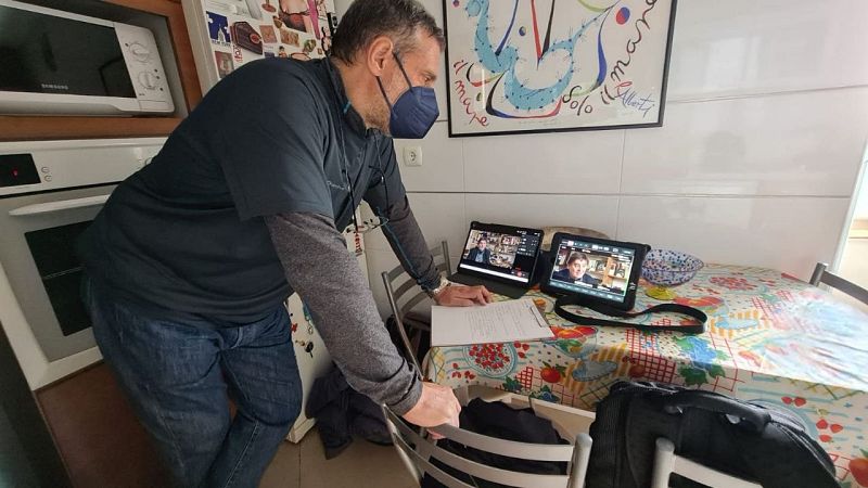  El realizador observa los monitores donde se ve al entrevistado, el poeta Luis García Montero