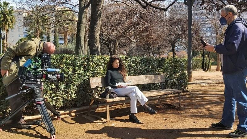 La poeta Rosa Berbel lee en un banco del parque García Lorca de Granada