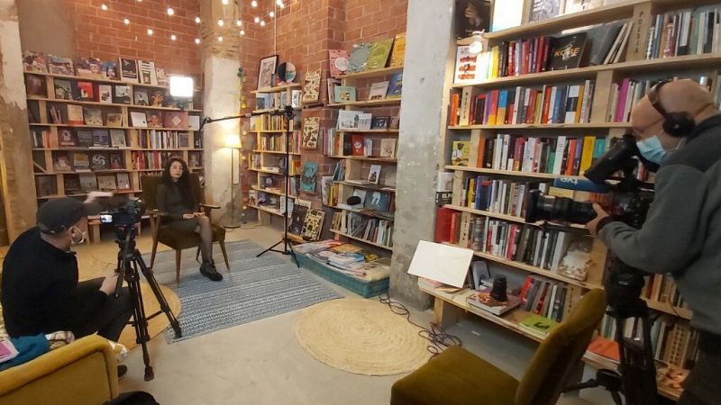 La poeta de 23 años Rosa Berbel sentada en una libreria preparada para entrevistarla