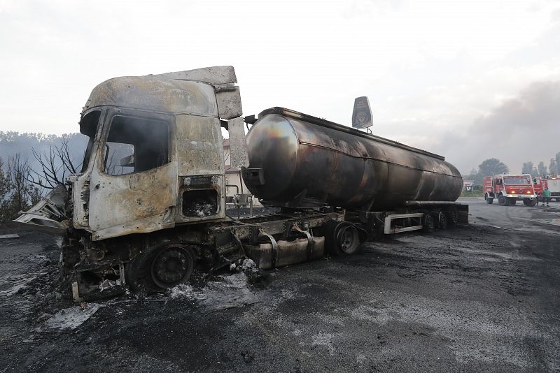 Estado en que ha quedado un camión tras ser alcanzado por las llamas del incendio forestal de Legarda