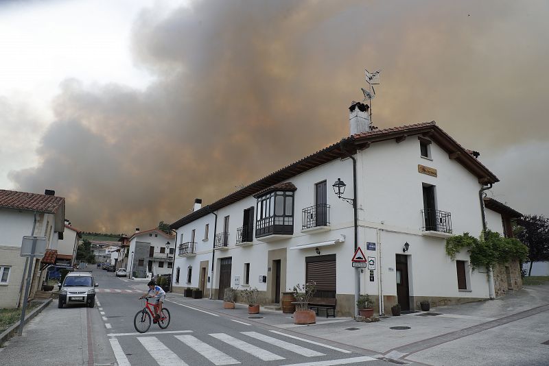 El humo  de los incendios forestales llegado a la localidad de Undiano