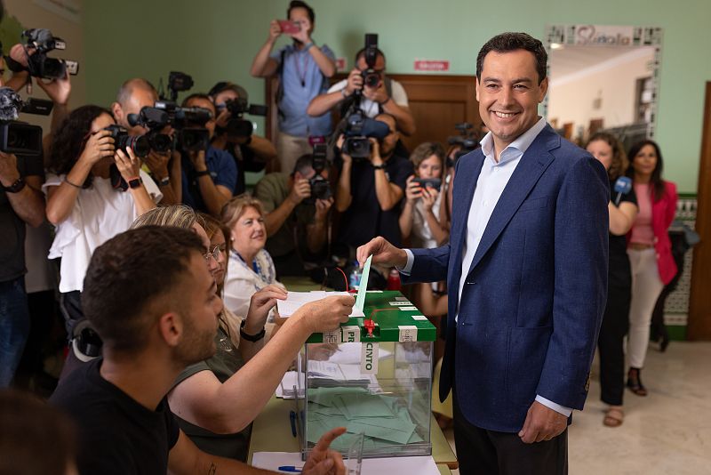 El presidente de la Junta y candidato del PP a la reelección, Juanma Moreno, ejerce su derecho al voto en el colegio Sagrado Corazón de Málaga