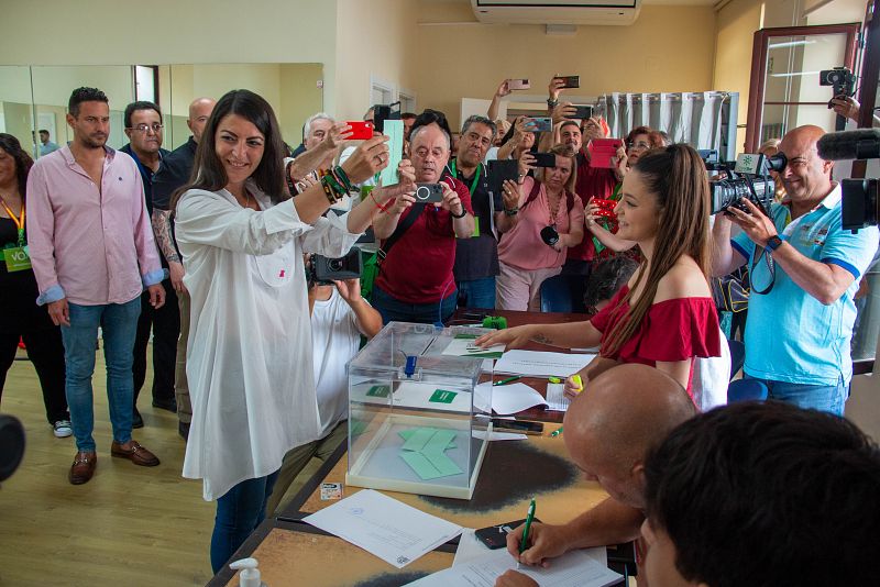 La candidata de Vox a la presidencia de la Junta de Andalucía, Macarena Olona, muestra el sobre con su papeleta momentos antes de introducirlo a la urna y ejercer su derecho al voto en el Hogar del Pensionista de Salobreña