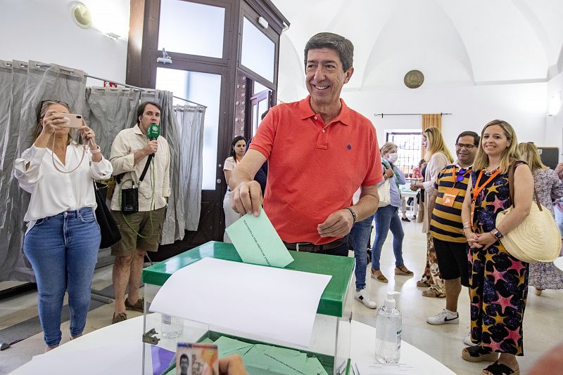 El candidato a la presidencia de la Junta de Andalucía por Ciudadanos, Juan Marín, ejerce su derecho al voto en la Biblioteca Municipal de Sanlúcar de Barrameda