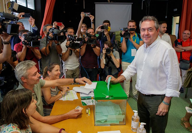 El candidato del PSOE a la presidencia de la Junta de Andalucía, Juan Espadas, ejerciendo su derecho al voto en un colegio electoral de Sevilla