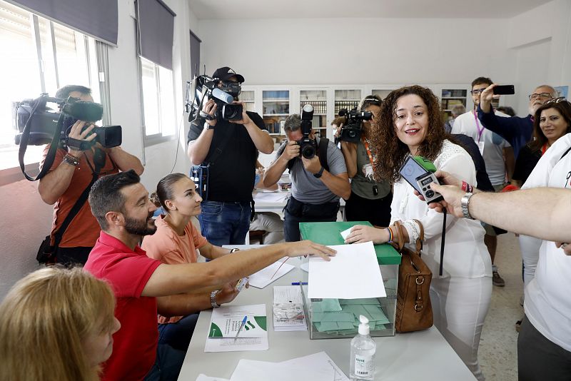 La candidata de Por Andalucía, Inmaculada Nieto, vota en el colegio electoral de la Huerta de la Cruz en Algeciras