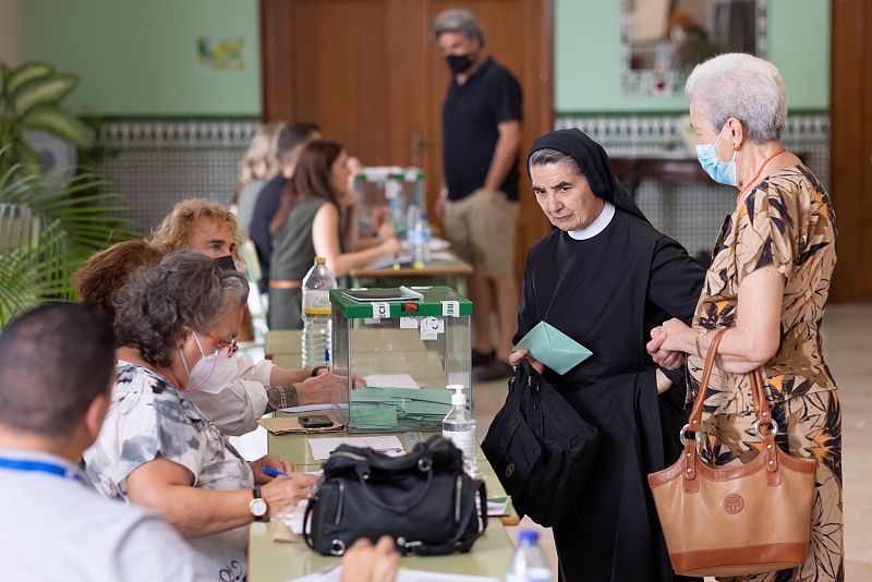 Una monja espera junto a la urna pera ejercer su derecho al voto en el colegio Sagrado Corazón de Málaga