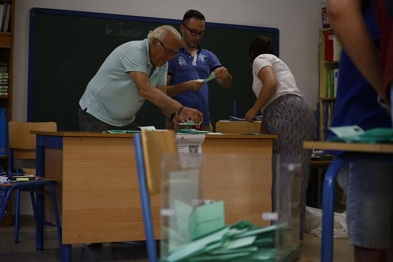 Comienza el recuento de votos en un colegio de Córdoba