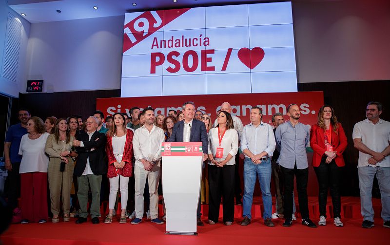 El candidato del PSOE a la presidencia de la Junta de Andalucía, Juan Espadas, durante su comparecencia esta noche en un hotel de Sevilla para valorar los resultados de las elecciones