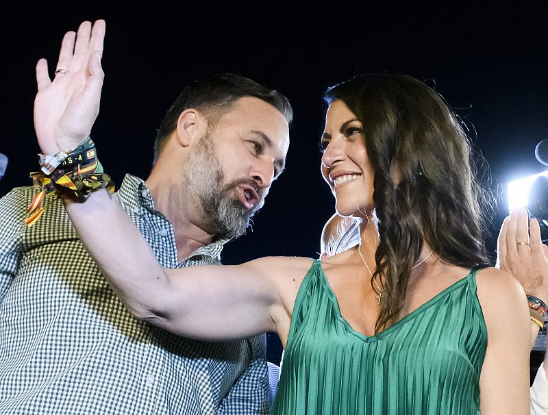 El líder nacional de VOX, Santiago Abascal, acompaña a la candidata a la presidencia de la Junta, Macarena Olona, ante cientos de seguidores en un hotel de Sevilla