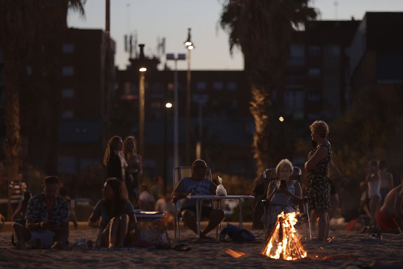 Miles de personas celebran en las playas de La Malvarrosa y Las Arenas de la ciudad de Valencia la Noche de San Juan. 