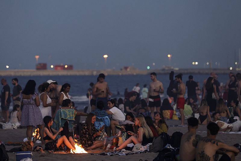 Miles de personas celebran en las playas de La Malvarrosa y Las Arenas de la ciudad de Valencia la Noche de San Juan.