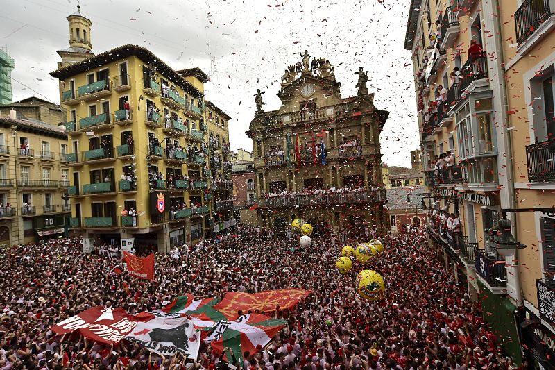 Miles de personas dan la bienvenida a los Sanfermines 2022 en la Plaza del Ayuntamiento de Pamplona