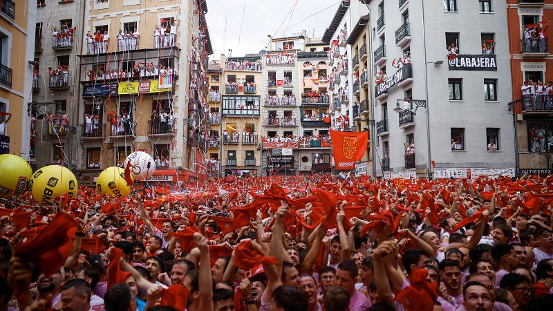 Los pañuelos rojos se elevan en la Plaza del Ayuntamiento de Pamplona para celebrar el regreso de los Sanfermines, tras dos años de parón por la pandemia, con el tradicional chupinazo.