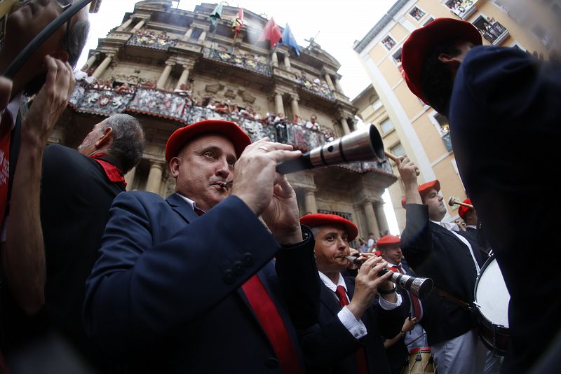 Los txistularis interpretan la Biribilketa de Gainza tras el chupinazo en la Plaza Consistorial de Pamplona este miércoles dando comienzo a los Sanfermines 2022