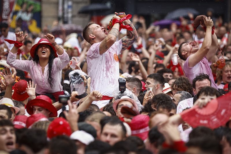 Miles de personas disfrutan tras el chupinazo en la Plaza Consistorial de Pamplona este miércoles dando comienzo a los Sanfermines 2022.