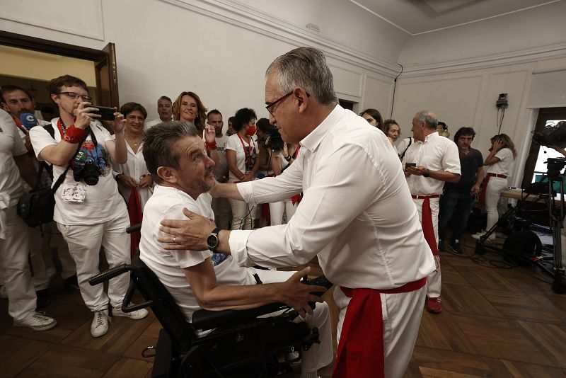 El alcalde Pamplona Enrique Maya (d) saluda al exfutbolista, Juan Carlos Unzué (i) antes de salir al balcón del Ayuntamiento en la Plaza Consistorial de Pamplona este miércoles para dar el chupinazo de los Sanfermines 2022