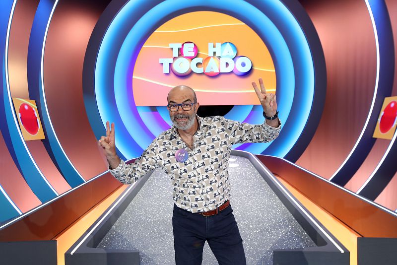 Abel puede presumir de haber corrido más de cuarenta maratones, todas ellas en distintas ciudades. Cuando no está corriendo, le encanta empaparse de historia, otra de sus grandes pasiones.