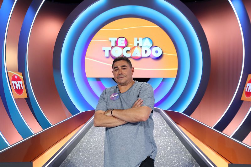 Apasionado de la historia y de los reyes católicos, Alberto usa la escritura para evadirse. Y no debe hacerlo mal, porque logró ser finalista en un certamen. Aunque es su primera vez como concursante, es aficionado a los programas de preguntas