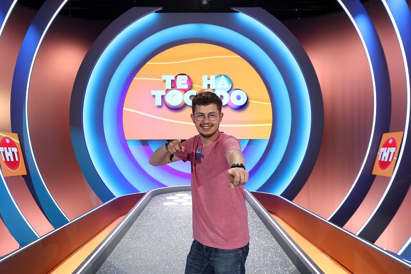 Dani es un joven universitario amante de la tecnología. Cuando sus obligaciones como estudiante se lo permiten, le gusta compartir tiempo con su padre, que también ha venido a concursar.