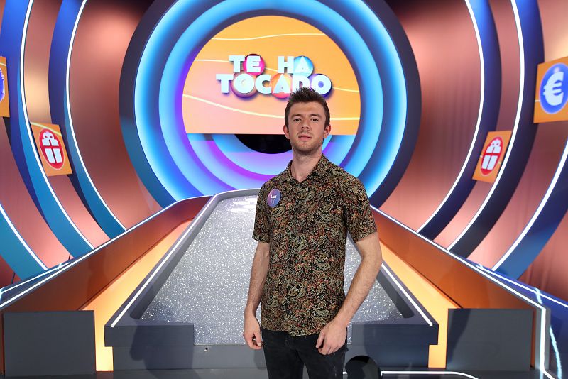 Bilbaíno de nacimiento, habla francés y es nieto de peruano. Tras esta exótica mezcla, encontramos a un encantador veinteañero al que le vuelve loco la buena cocina. Cuando puede, y le dejan, también canta y toca la guitarra.