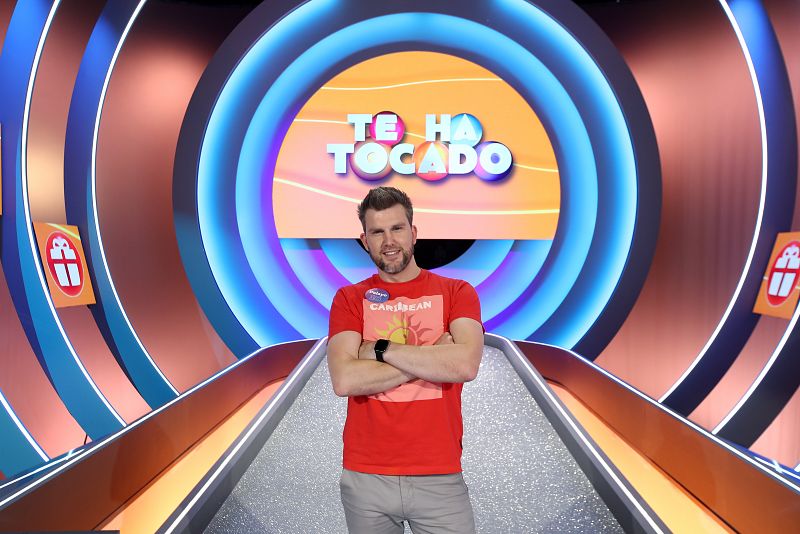 Es asesor de contabilidad y da clases particulares en un centro social. Además de los deportes y la música, le gusta aprenderse frases imposibles.