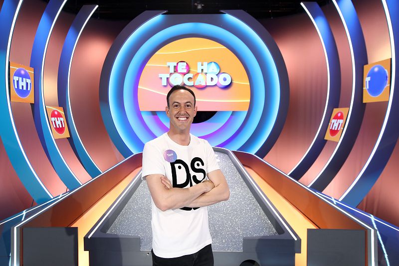 Aunque nació en Huelva, vive en Madrid desde que tenía un año. De formación administrativo, en sus ratos libres arbitra partidos de baloncesto y descarga adrenalina practicando deportes de riesgo.