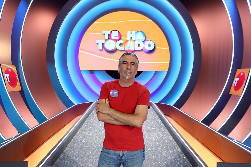 Sergio gestiona alojamientos rurales junto con su hermano Dani, que también ha venido a concursar. En su tiempo libre, forma parte de una compañía de teatro para aficionados.