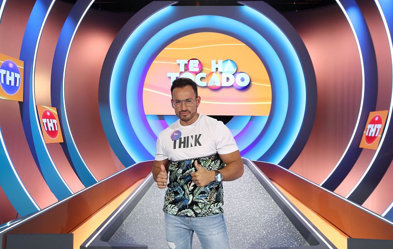 Nacido en Ecuador, disfruta mucho de su trabajo en un hotel. Siempre que tiene ocasión, no duda en subir a un avión para conocer lugares nuevos. Eso sí, si puede, prefiere viajar solo.