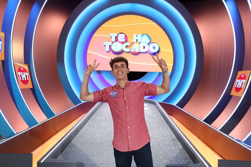 Es estudiante, surfista y un enamorado del fútbol. Además, tiene una cuenta de TikTok en la que da consejos para ligar. ¿Querrá compartir algunos de sus trucos con los espectadores de 'Te ha tocado'?