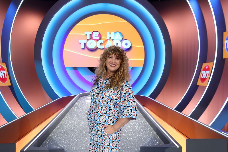 Originaria de Granada, se mudó a Alicante por amor. Además del cine de terror, le apasiona le fotografía. También se encarga de gestionar la cuenta de Instagram de su madre, una mujer con un estilazo indiscutible.