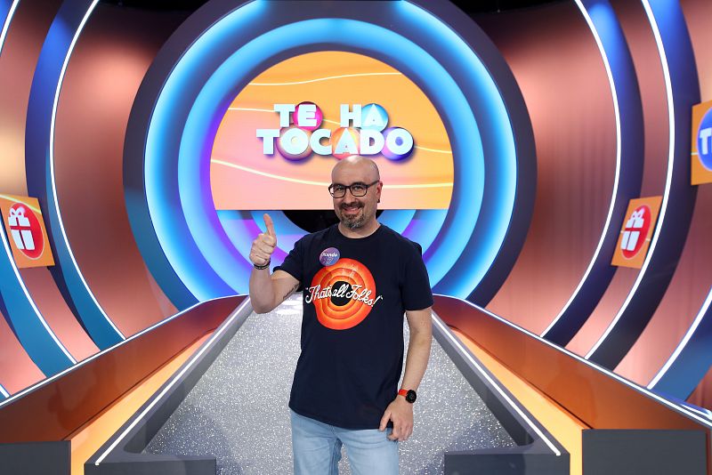 Si se llevara el bote, este policía de Puertollano tiene claro lo que haría: ponerse flequillo. Nando se define como un hombre de gustos sencillos y, cuando está fuera de servicio, lo que más le gusta es pasar tiempo con su mujer e hijos.