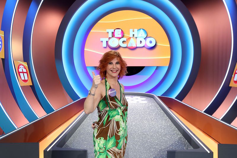 Aunque nació en Barakaldo, lleva 20 años viviendo en Tenerife. Es profesora de español para extranjeros, tiene una hija y está escribiendo su primera novela.