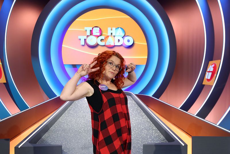 Vive en una pequeña aldea de Lugo, es madre y reivindica que las madrastras no son siempre las malas del cuento. Cuando tiene tiempo le gusta socializar y cocinar para sus amigos.