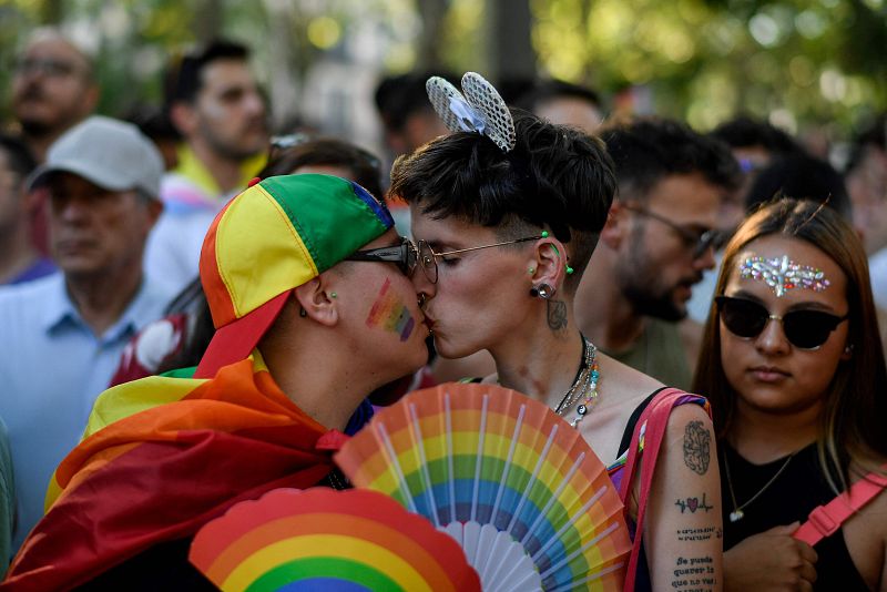 Una pareja se besa durante la Marcha del Orgullo