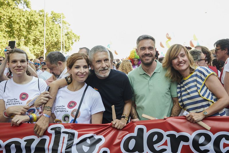 El ministro del Interior, Fernando Grande Marlaska (c), el portavoz del PSOE, Felipe Sicilia (2d), y la ministra de Educación, Pilar Alegría (d), durante la manifestación del Orgullo